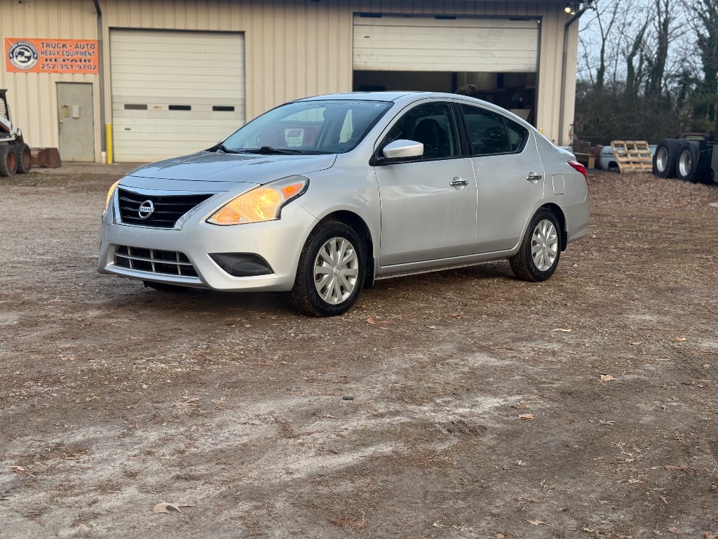 2015 Nissan Versa Sedan SV's photo